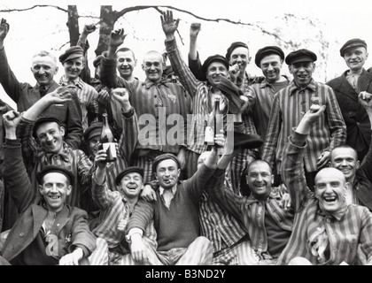 DACHAU-Häftlinge feiern die Befreiung von der Nazi-Konzentrationslager in der Nähe von München im April 1945 Stockfoto
