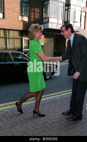 Prinzessin Diana kommt im Hauptquartier der Abend Standard Zeitung mit Zeitungsmann Max Hastings Herausgeber der Evening Standard verbeugte sich und schüttelte ihre Hand Januar 1996 Stockfoto