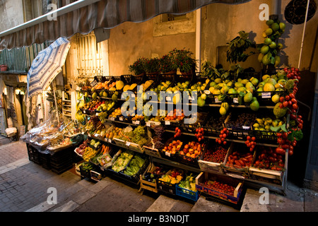 Reihen von frischem Obst und Gemüse für den Verkauf in einer engen Straße in der sizilianischen Stadt Taormina Italien Stockfoto