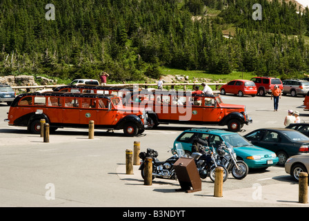 Propan angetrieben rote Tourbusse am Logan Pass im Glacier Nationalpark Montana Stockfoto