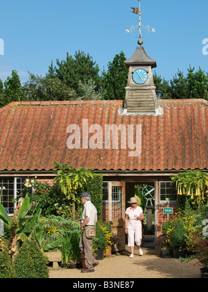 Cafe Eingang mit Besuchern zu East ruston Old Vicarage garden Norfolk England England Stockfoto