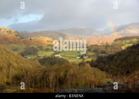 Seenlandschaft mit Blick auf das Tilberthwaite-Tal mit den Fjälls in der Ferne und Regenbogen Stockfoto