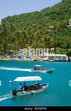 Eine Fähre überquert nach Strand, Marigot Bay, St. Lucia, "Westindien", Caribbean Stockfoto