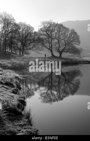 monochrome Seenlandschaft auf dem Fluß Brathay in Elterwater mit Nebel Frost und Reflexionen Stockfoto