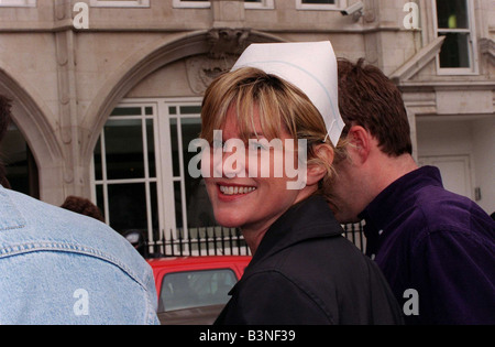 Anthea Turner TV-Moderatorin Mai 1998 Wearing Krankenschwester s Hut Stockfoto