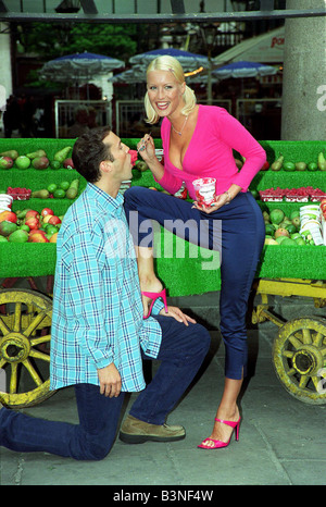 Densie Van Outen TV-Moderatorin Juni 1998 Moderatorin der großen Frühstück mit co-Moderator Johnny Vaughan Essen neue Raspberry Häagen Dazs Eis Creem Mirrorpix Stockfoto