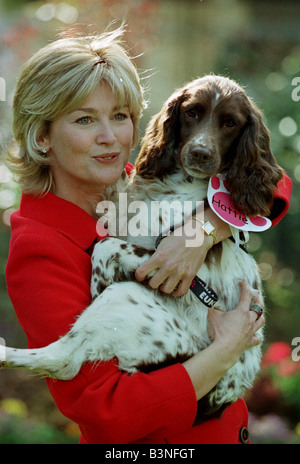 Geburtstage Anthea Turnerl geboren 25. kann 1960 Anthea Turner TV-Moderatorin mit Hattie Oktober 1998 TV-Moderatorin Anthea Turner mit Hattie abgebildet ist nominiert als die tapfersten Hund auf den tapfersten Hund des Jahres Mirrorpix Stockfoto