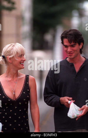 Paula Yates TV-Moderatorin Oktober 1998 Walkng Straße mit ihrem neuen Liebhaber Kingsley O Keke Mirrorpix Stockfoto