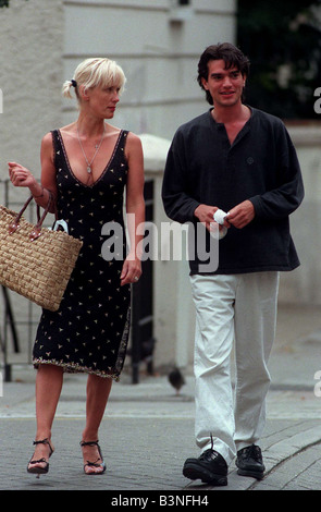 Paula Yates TV-Moderatorin Oktober 1998 Walkng Straße mit ihrem neuen Liebhaber Kingsley O Keke Mirrorpix Stockfoto