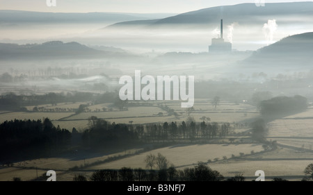 nebliger Morgen Blick Richtung Castleton von Mam Tor im englischen Peak district Stockfoto