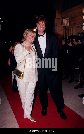 Richard Judy Fernsehmoderatoren Oktober 1998 heute Morgen Moderator s Mann und Frau Richard Madeley und Judy Finnigan halten ihre Auszeichnung für den besten Tag zeigen mirrorpix Stockfoto