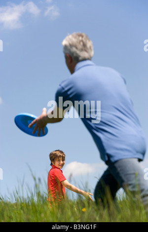 Deutschland, Baden-Württemberg, Tübingen, Grandfahter und Enkel spielt frisbee Stockfoto