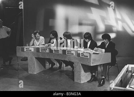 Rolling Stones Mick Jagger Charlie Watts Brian Jones Keith Richards und Bill Wyman im TV-Studio Aufnahme einer Auflage von Juke Box Jury 27. Juni 1964 Stockfoto