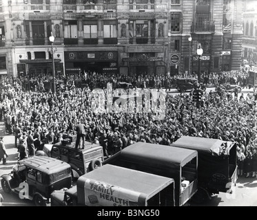 VJ DAY 15. August 1945 markiert der Kapitulation Japans und Menschenmengen versammelten sich am Trafalgar Square bis zum Ende des 2. Weltkrieges feiern Stockfoto