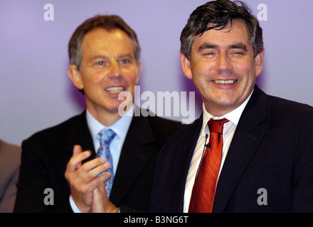 Gordon Brown nimmt die applaudiert von Premierminister Tony Blair nach abgelegenen seine Ausgaben der Labour Party bei der Arbeitskonferenz 2004 September 2004 plant Stockfoto