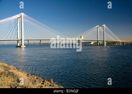 Die Ed-Hendler-Brücke über den Columbia River zwischen Pasco und Kennewick Washington Stockfoto