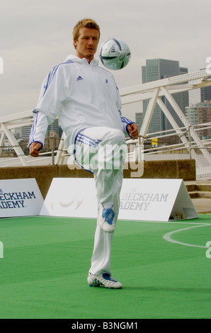 Fußball war star David Beckham in Greenwich heute der neue David Beckham Soccer Academy Kinder aus seinem starten Stockfoto