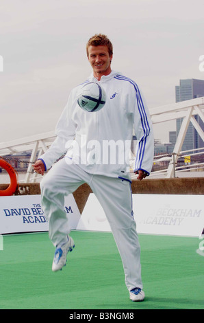 Fußball war star David Beckham in Greenwich heute der neue David Beckham Soccer Academy Kinder aus seinem starten Stockfoto