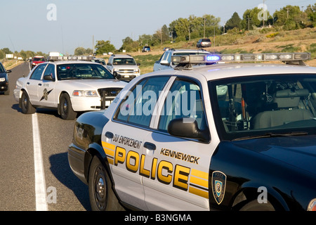 Polizeiautos auf der Bühne bei einem Autounfall in Kennewick Washington Stockfoto