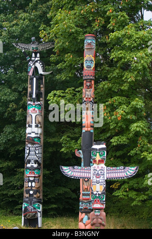 Totempfähle im Stanley Park in Vancouver British Columbia Kanada gelegen Stockfoto