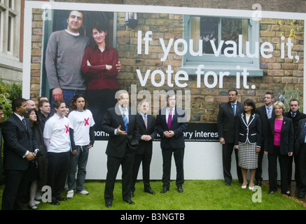 Enthüllung einer neuen Wahlplakat heute auf die Wirtschaft, die Premierminister Tony Blair sagte, dass die Parlamentswahlen am 5. Mai war eine sehr einfache Wahl zwischen Labour s sound Handhabung der Wirtschaft von Schatzkanzler Gordon Brown oder einem Tory Wirtschaftsplan, die eine Gefährdung von Arbeitsplätzen bei der Vorstellung wäre Stand Carphone Warehouse-Gründer Charles Dunstan Menschenmenge unter ein Plakat Poster mit einem der Labour Party s Wahlkampfslogans April 2005 Stockfoto