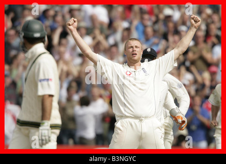 England V Australien Asche 3. Testspiel im Old Trafford August 2005 Andrew Flintoff feiert dabei das Wicket Adam Gilchrist gefangen Glocke für 4 Stockfoto