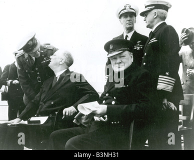 Atlantik-Charta 14. August 1941: an Bord HMS Prince Of Wales Churchill sitzt rechts und Roosevelt - siehe Beschreibung unten Stockfoto