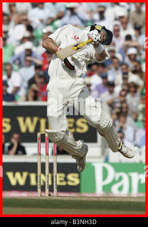 Kevin Pietersen Türsteher aus Lee England V Australien 5. Asche Test The Oval September 2005 England gewann die Asche zum ersten Stockfoto