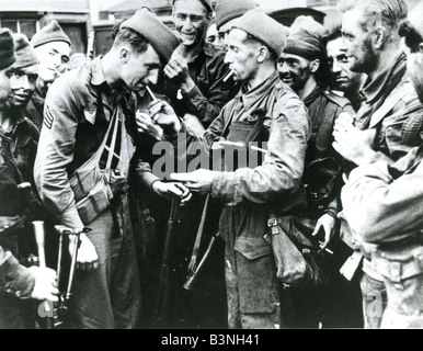 DIEPPE RAID - August 1942. Ein britischer Kommando auf der rechten Seite gibt eine Zigarette zu einer amerikanischen Ranger in Newhaven nach ihrer Rückkehr Stockfoto