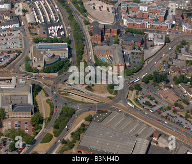 Eine Luftaufnahme von Wolverhampton Ring Road in den West Midlands mit U-Bahn Straßenbahn quer durch es Stockfoto