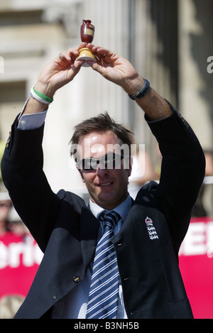 Asche feiern September 2005 England Kapitän Michael Vaughan und die Asche auf der Bühne in Trafalgar Square heute, nach dem Gewinn der Asche zurück gestern England wurden zum ersten Mal in 18 Jahren, wenn sie im fünften Test 2005 Asche Clinch zog, triumphierend gegen Australien Stockfoto