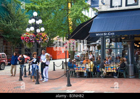 Menschen Essen in einem Straßencafé in der Gastown Gegend von Vancouver British Columbia Kanada Stockfoto