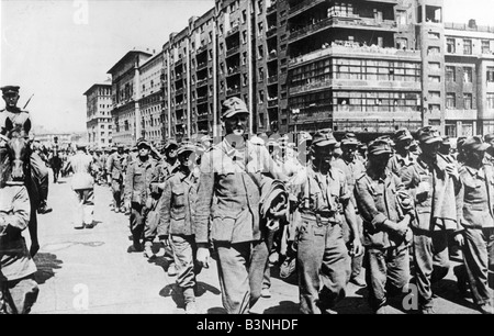 Deutsche Kriegsgefangenen sind durch Moskau 1945 vorgeführt. Stockfoto