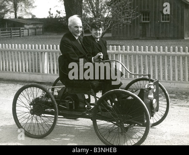 HENRY FORD und Frau in 1956-Pose im ersten Wagen, die er im Jahr 1896 erbaut Stockfoto