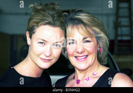 Schauspielerin Natalie Rollen mit Nina Miscow Juni 2001 spielt DS Debbie McAllister in ITV s ÒThe BillÓ am Set in Süd-London Stockfoto