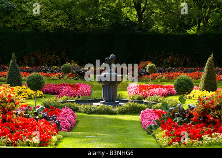 London, Regents Park Gardens, spektakuläre Blütenpracht von Beetpflanzen und Blumen mit ornamentalen Statue auf podium Stockfoto