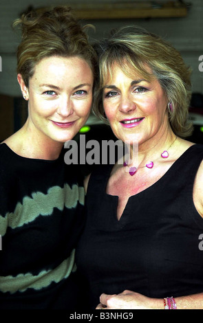 Schauspielerin Natalie Rollen mit Nina Miscow Juni 2001 spielt DS Debbie McAllister in ITV s ÒThe BillÓ am Set in Süd-London Stockfoto