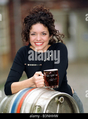 Schauspielerin Jennifer James spielt Februar 2000 Zeichen Geena Gregory neue Bardame in Rovers Return Pub Coronation Street Stockfoto