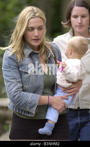 Kate Winslet kommt zurück in ihrem Haus im Norden Londons, hält ihre Tochter Mia und keinen Ehering tragen September 2001 Stockfoto