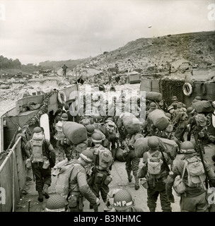 D-Day Juni 1944 amerikanische zweite Welle Truppen am Omaha Beach aussteigen nach den heftigen Kämpfen vom 6. Juni Stockfoto