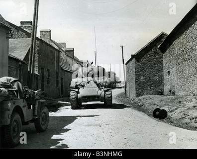 D-TAG 6. Juni 1944. - Sherman-Panzer durchquert ein französisches Dorf Stockfoto