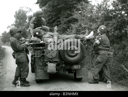 Normandie Landungen uns Opfer ist geladen Abord ein Jeep auf 8. Juni 1944. Einheit Insignien wurden während des Krieges Zensur gedeckt. Stockfoto