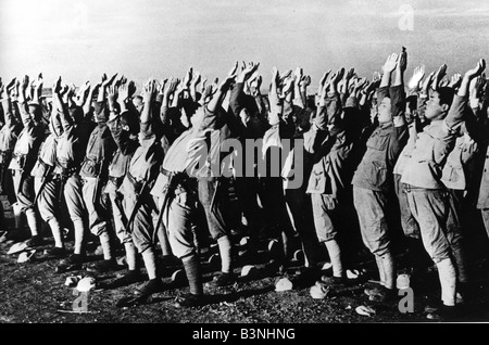 JAPANISCHE Soldaten begrüssen die aufgehende Sonne im Jahr 1943 Stockfoto