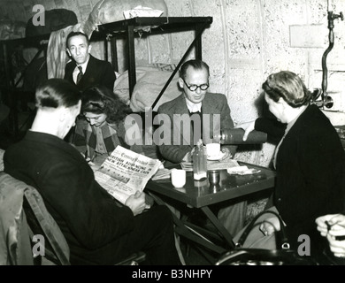 UNTERIRDISCHEN Unterschlupf bei einer u-Bahnstation Holborn, London, im 2. Weltkrieg Stockfoto