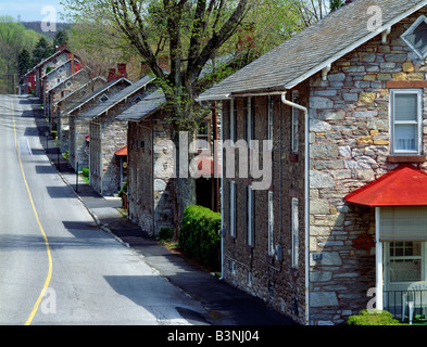 ALTEN MINER DORF & ORIGINAL STEIN UNTERNEHMEN HÄUSER; WEBSITE DER EISERNE OFEN 1742-1883; CORNWALL, PENNSYLVANIA, USA Stockfoto