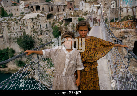 MOSTAR, JUNI 1996', ZIGEUNERKINDER AUF DIE TEMPORÄRE FUßGÄNGERBRÜCKE, DIE DEN FLUSS NERETVA 1996 KREUZT Stockfoto