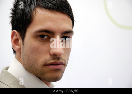 Hübscher junger Geschäftsmann in einem funky moderne Büroeinrichtung Stockfoto
