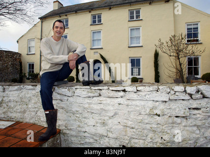 Schauspieler Neil Morrissey auf seinem Hotel November 2002 in Laugharne South Wales Stockfoto