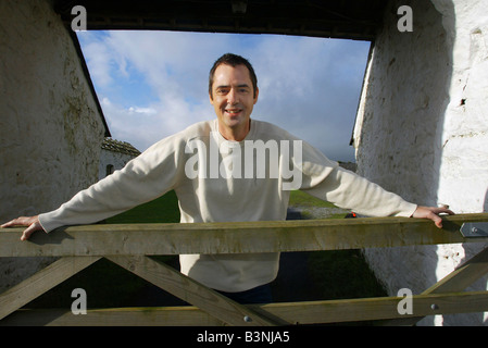 Schauspieler Neil Morrissey auf seinem Hotel November 2002 in Laugharne South Wales Stockfoto