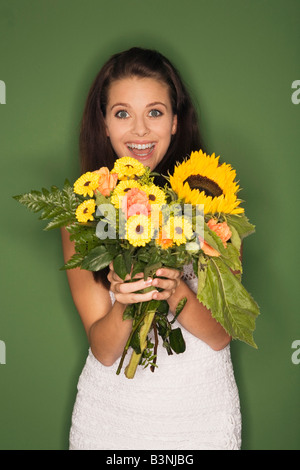 Junge Frau mit Blumenstrauss, Porträt Stockfoto